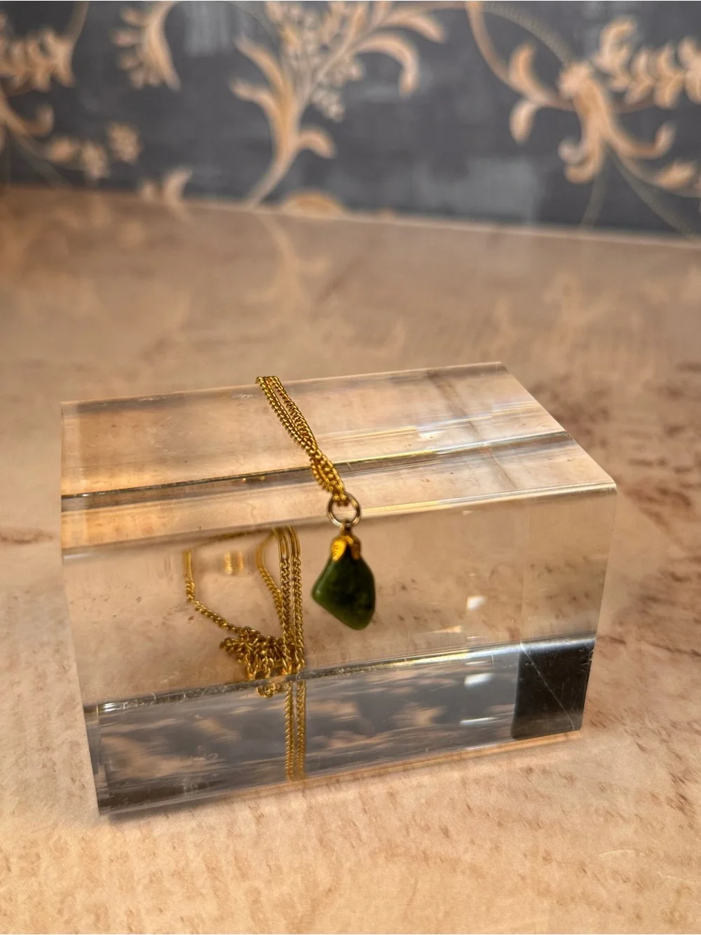 Vintage Green Stone Pendant Necklace Gold Tone Chain Unmarked Lot A5